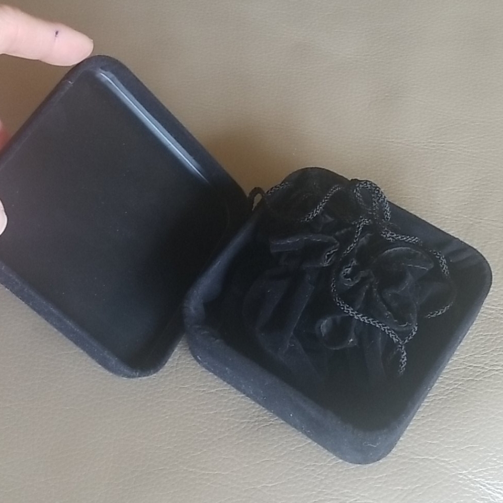 Velvet jewelry pouch wBox